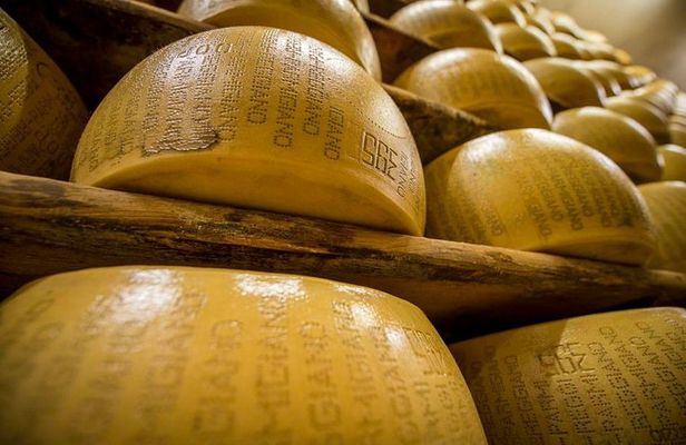 Parmigiano Reggiano Cheese Factory Tour & Tasting Experience