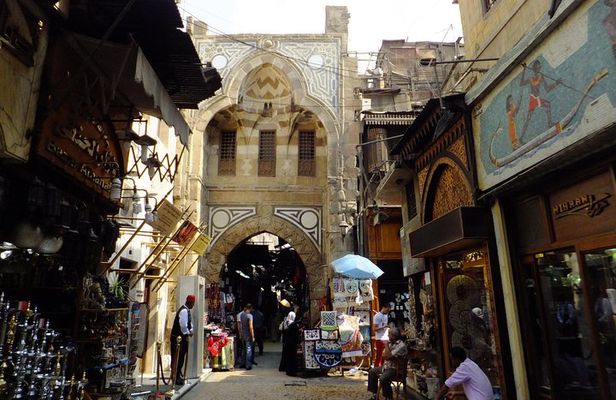 Full-Day Private Tour to the Giza Pyramids, Sphinx, Citadel and Khan El Khalili Bazaar