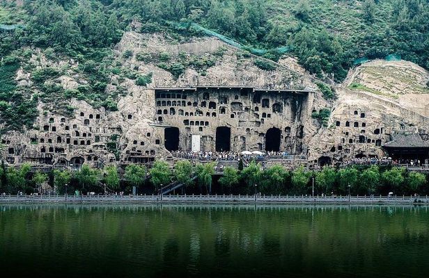Private Luoyang Longmen Grottoes & Shaolin Temple Day Tour from Luoyang
