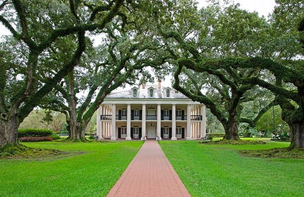 Oak Alley and Laura Plantation Tour with Transportation from New Orleans