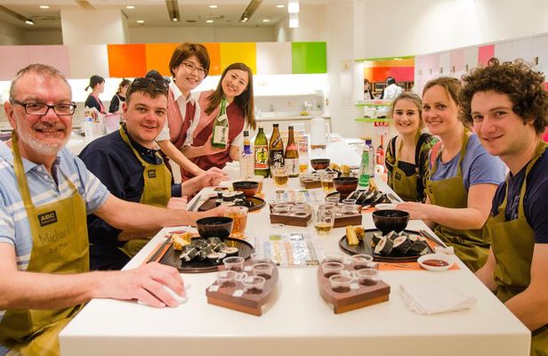 Tokyo Tsukiji Outer Fish Market Tour and Sushi Cooking Lesson