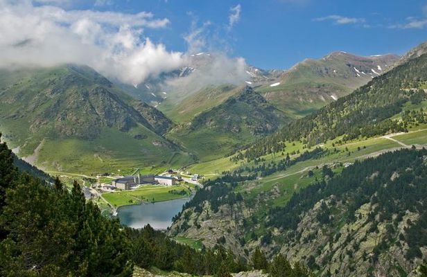 Pyrenees & Medieval Towns Small Group Tour from Barcelona