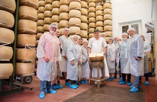 Guided group tour TastyBus: Parmesan Cheese and Parma Ham