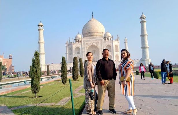 1 Day tour to Agra from Delhi by Car with 5 Star Lunch