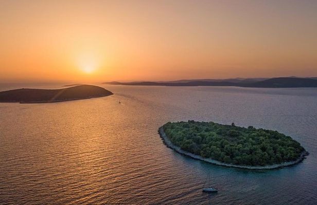 Private Sunset tour on the speedboat in village Maslinica, island Solta