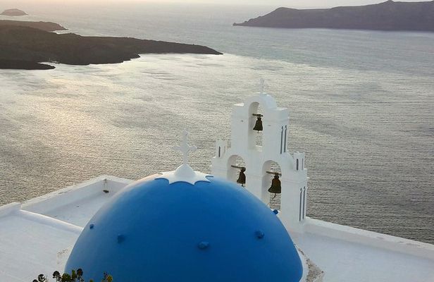 Private Oia Panoramic Scenes: Embrace the most picturesque village of Santorini!