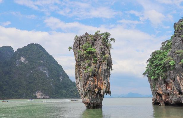 THE PREMIUM JAMES BOND Island by Speed Boat