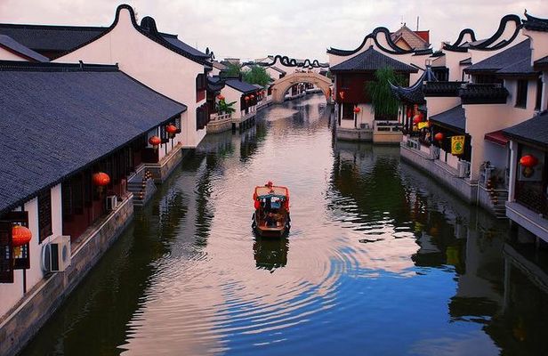 Private Shanghai Layover Tour to Zhaojialou Water Town with City Highlights