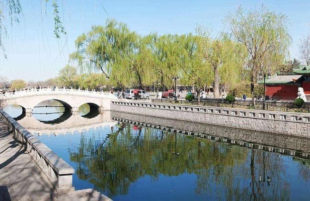 Beijing Hutong Private Walking Tour with Rickshaw in Shichahai Scenic Resort