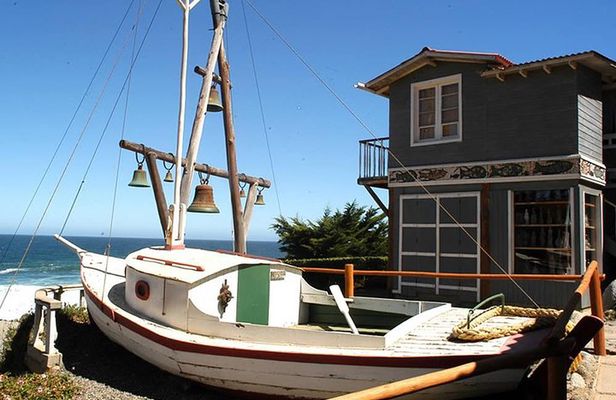 Full Day Trip to Isla Negra, Pomaire & Undurraga Vineyard - Small Group