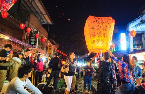 Pingxi Jiufen Day Trip from Taipei with Sky Lantern Experience