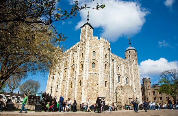 Tower of London with London Hop-On Hop-Off Tour and River Cruise