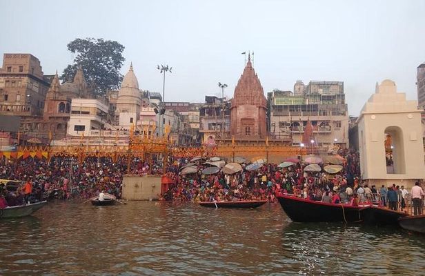 Varanasi Day Tour with Temples & Ganga Aarti – Dawn to Dusk