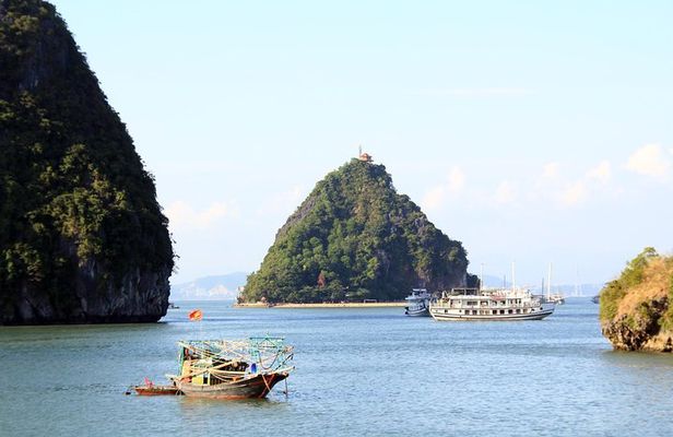 Halong Bay Cruise Day Trip: Titop island, Surprise cave, Swimming, Kayaking
