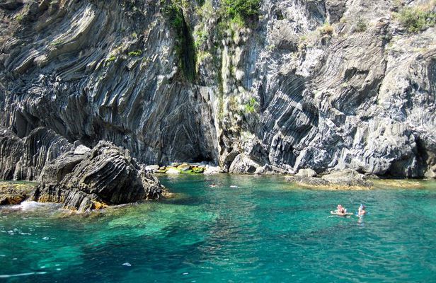 Cinque Terre Sunset Boat Tour Experience with Aperitivo and Swim