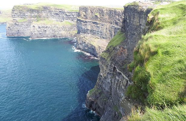 Cliffs of Moher & Bunratty Castle - Private Mini Bus Tour
