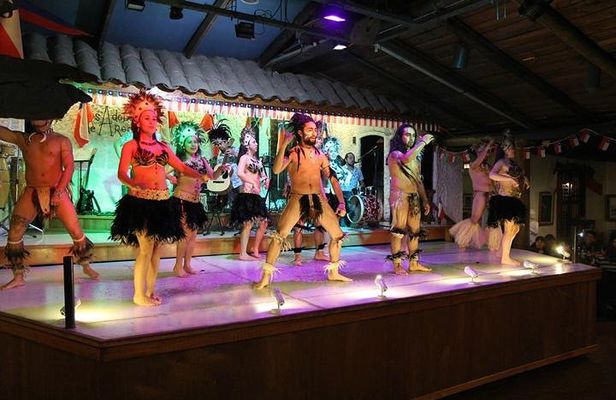 Small-Group Tour: Night City Tour with Santa Lucia Hill and Dinner Show