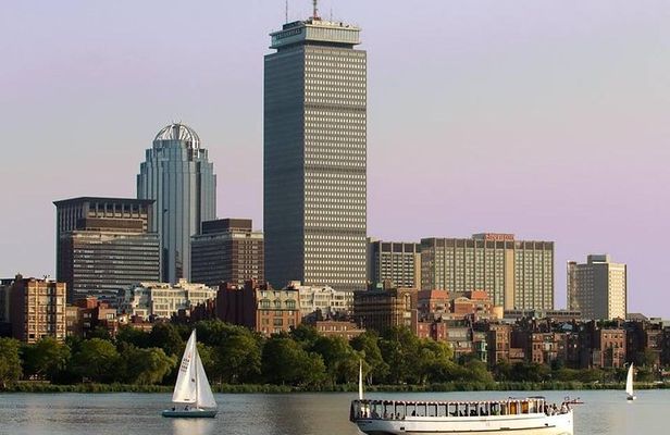 Boston Skyline Sightseeing Boat Tour: Charles River Cruise
