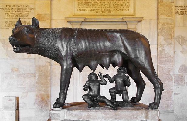 Colosseum, Roman Forum Guided Tour with Capitoline Museum Entry