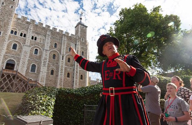 Tower of London with Beefeaters & Optional Changing of Guards