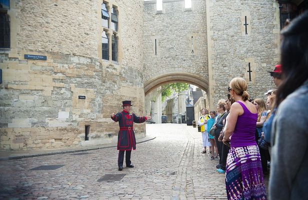 Tower of London & Crown Jewels Tour with Beefeater Meet & Greet
