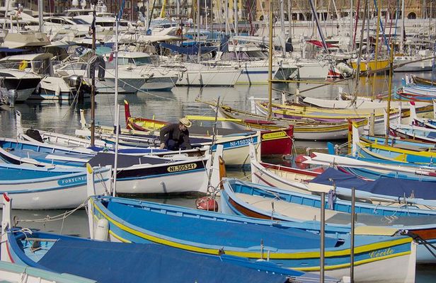Discovery of the city of Nice by electric Méhari