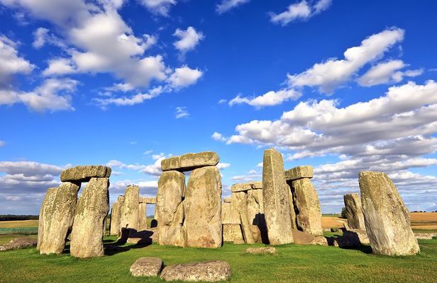 Stonehenge & Bath Private Car Tour from London