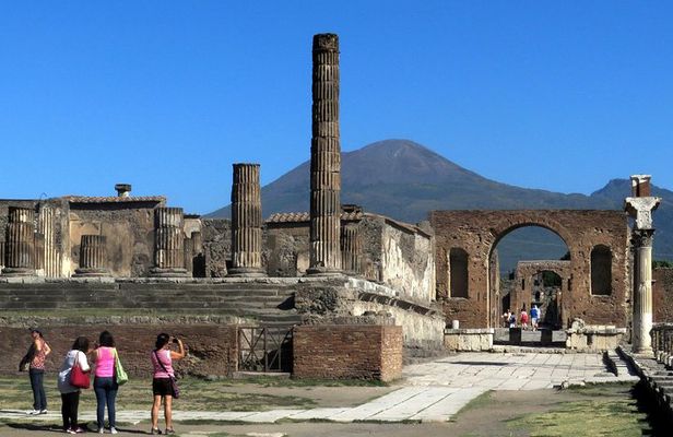From Naples: Skip the Line Pompeii Guided Tour – Small Group