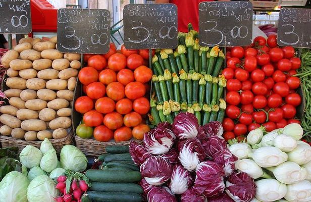 Private market tour, lunch or dinner and cooking demo in Cava de' Tirreni