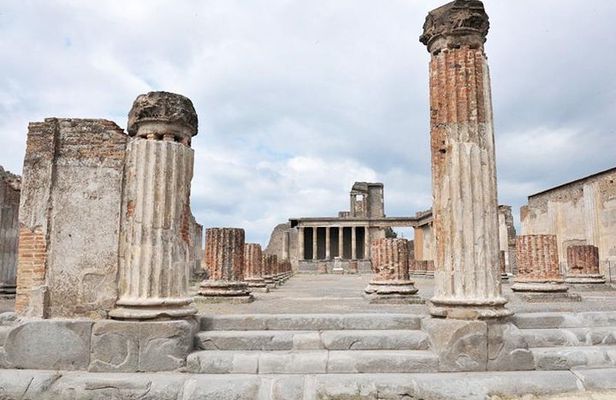 Transfer with stop in Pompeii from Naples to Amalfi Coast&Sorrento