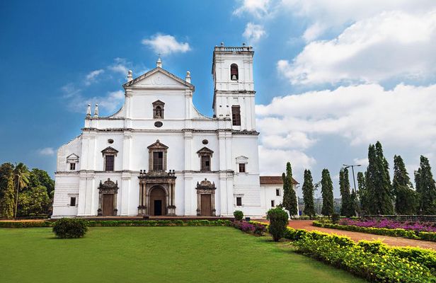 Private Portuguese Heritage Tour: Se Cathedral, Basilica of Bom Jesus and Dona Paula Beach in Goa