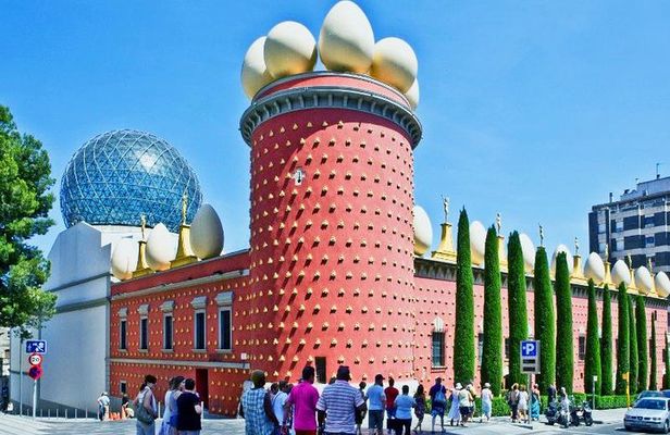 Private Dalí’s World Wine and Cava Tour with Hotel pick-up from Barcelona