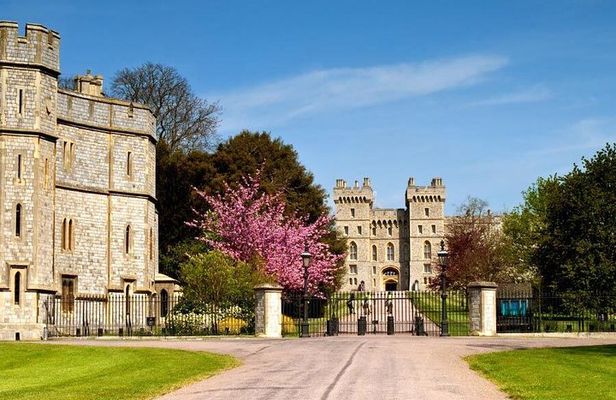 Windsor Castle, Stonehenge & Salisbury Cathedral Guided Tour