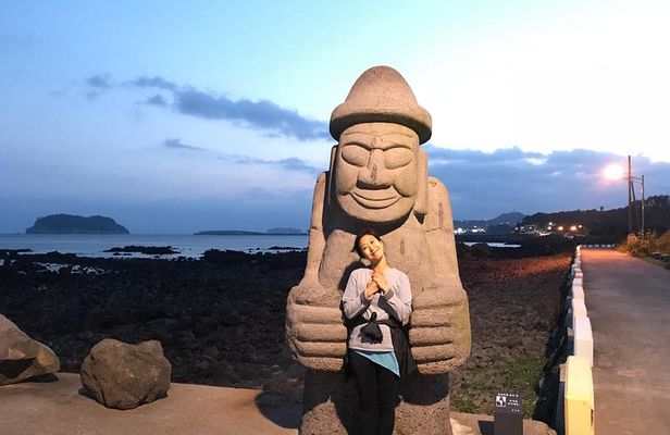 Jeju island: Van tour with a guide who the most loves JEJU