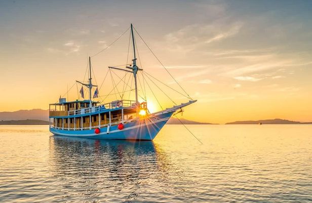 Private boat trip Komodo 2 or more person for 3 days 2 nights, Kelor, Rinca...