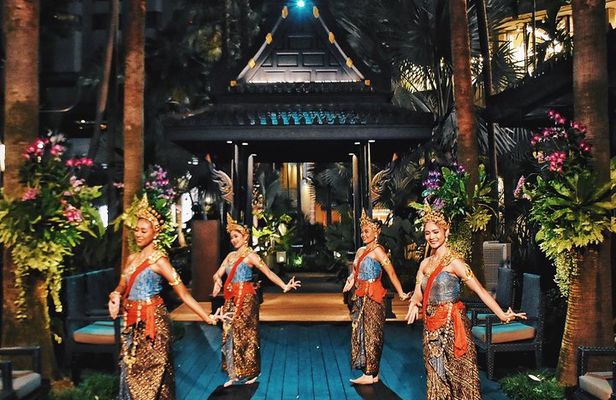 Shangri-La Hotel's Salathip Thai Restaurant Experience