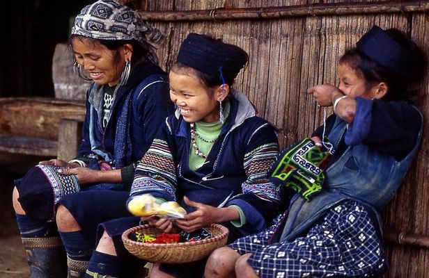 3-Night Rail and Trekking Tour of Sapa and Coc Ly Market from Hanoi