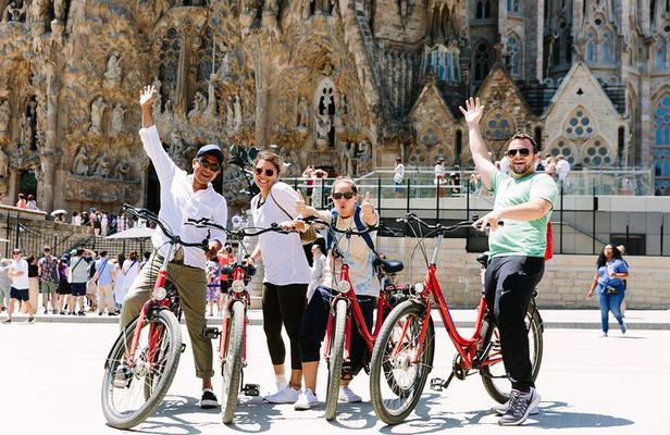 Barcelona: Wonders of Gaudi Bike Tour
