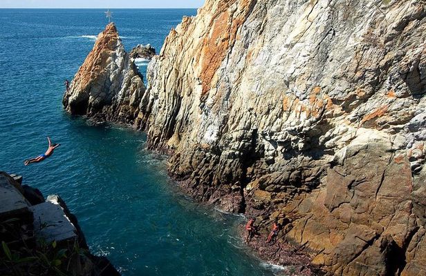 Express High Cliff Drivers at Acapulco