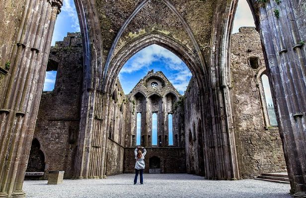 Blarney, Rock of Cashel & Cahir Castles Day Tour From Dublin
