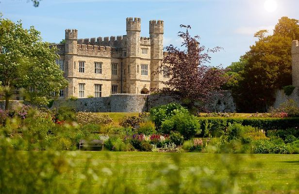 Leeds Castle, Canterbury Cathedral and Cliffs of Dover Day Trip