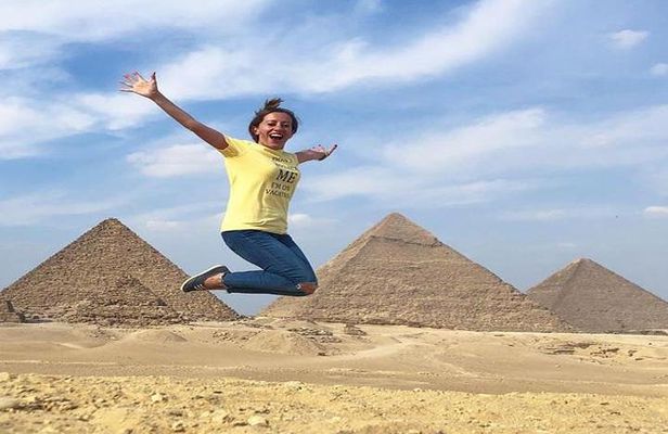 Private Day Tour to Giza Pyramids, Egyptian Museum, Alabaster Mosque, and Hanging Church in Cairo