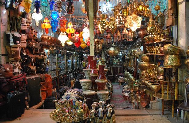 Private Guided Day Trip to Giza Pyramids and Khan El Khaili Market from Cairo
