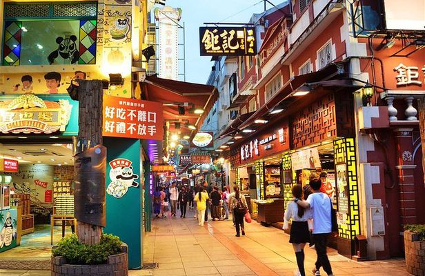 Macau: Private Historic City Tour with Local Food Tasting Tour