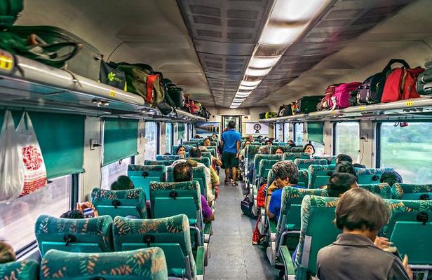 Delhi to Agra and Taj Mahal Day Trip by Express Train with Lunch