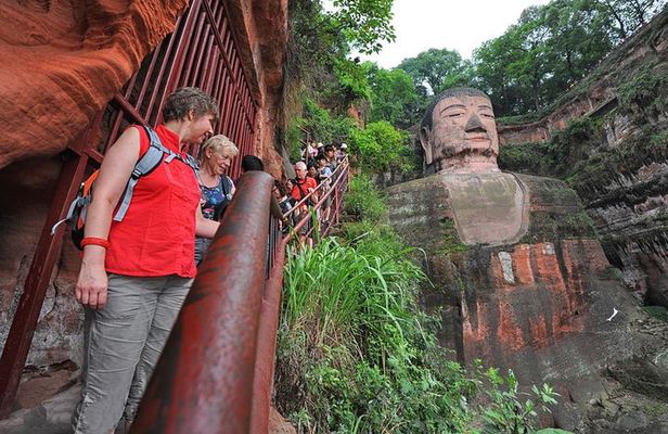 Private Leshan Giant Buddha and Local Food Tasting Trip