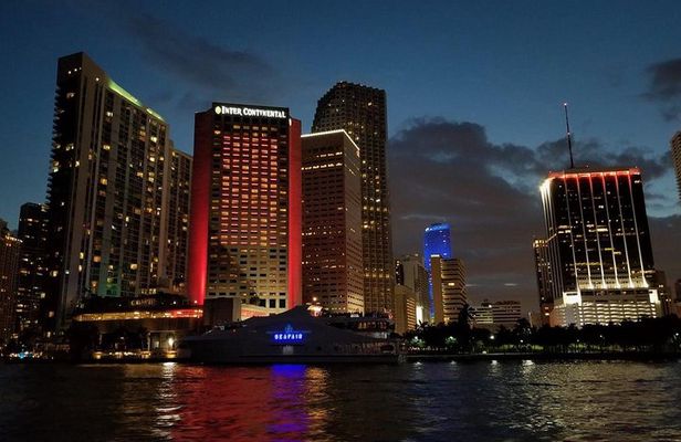 Sunset Sail in Miami: Complimentary Champagne Toast