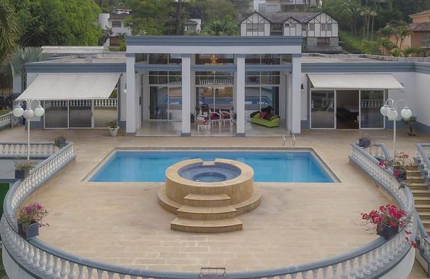 Real Estate tour and local gastronomy