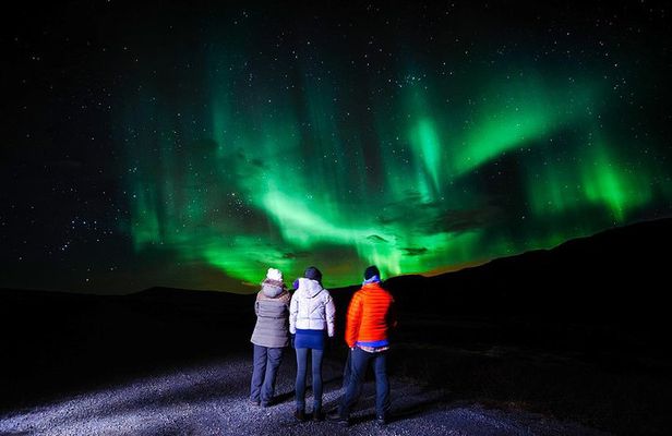 Northern Lights Hunt from Rovaniemi with Folk Tales and Snacks over Campfire