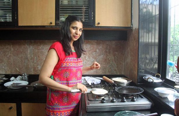 Private Market Tour and Vegetarian Cooking Class in Mumbai